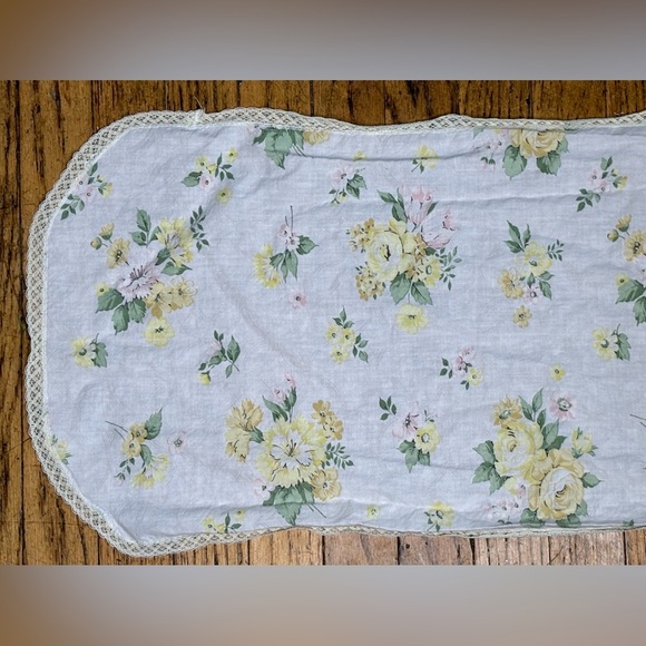 Vintage Yellow Rose Floral Table Runner Lace Trim 39.5 x 13 Inches Cottage Core - Picture 1 of 3
